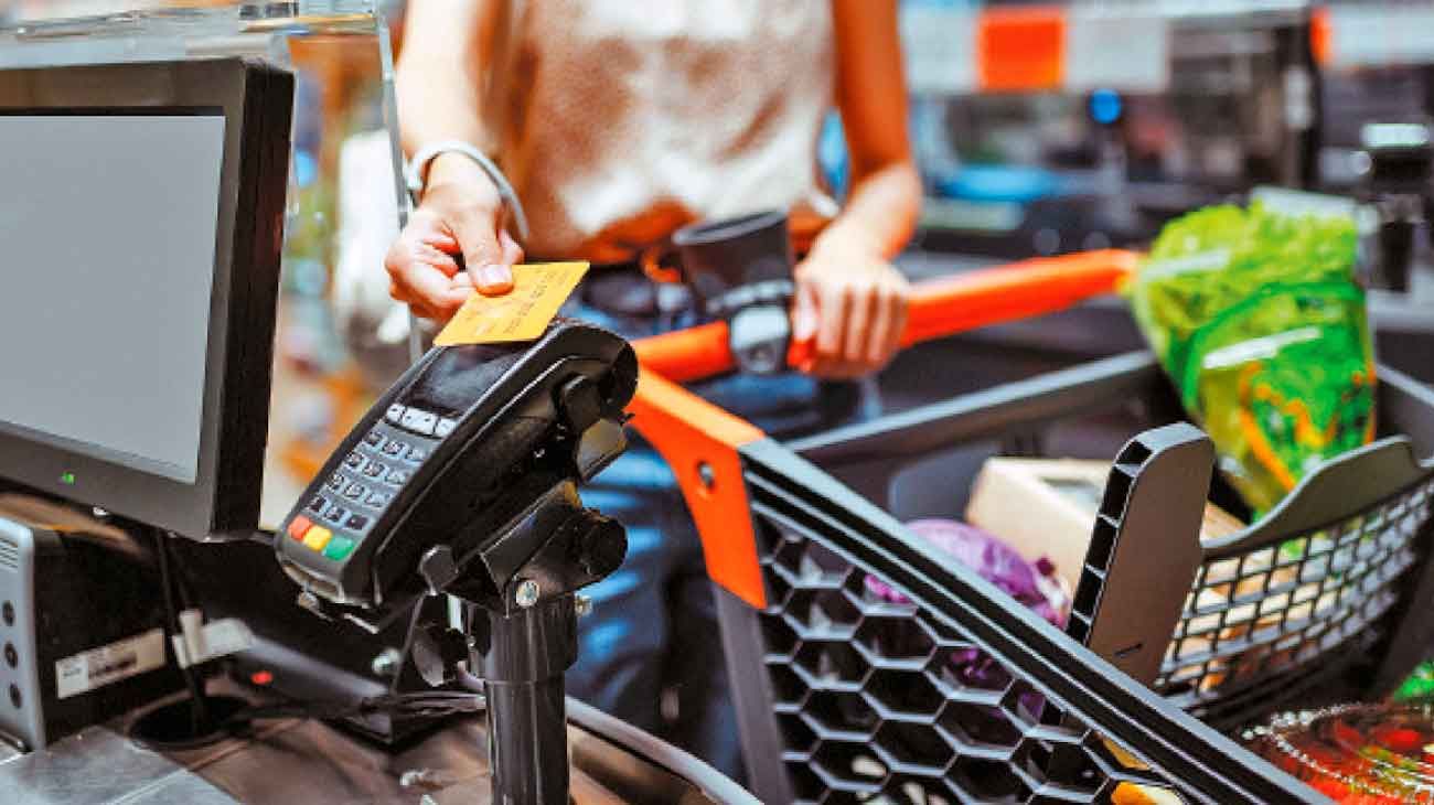Las tarjetas de crédito se usan cada vez más para comprar comida por la inflación