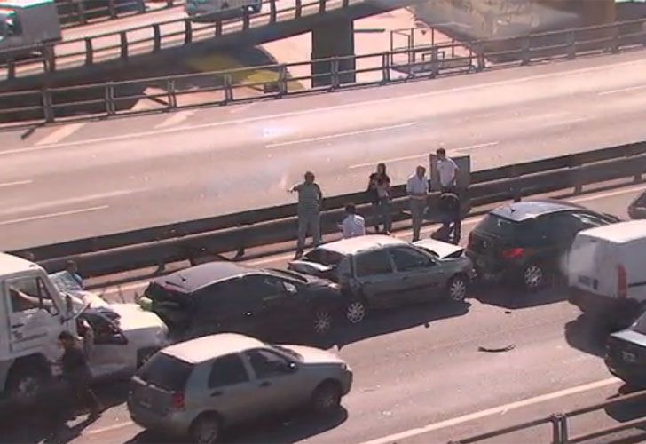 Choque en cadena en la autopista 25 de Mayo: 8 heridos