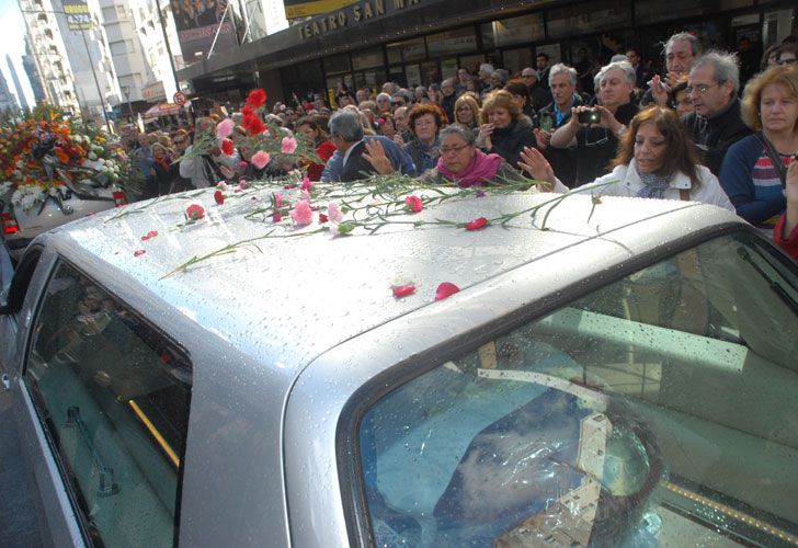Aplausos y pétalos de rosas en el emotivo adiós a Alfredo Alcón
