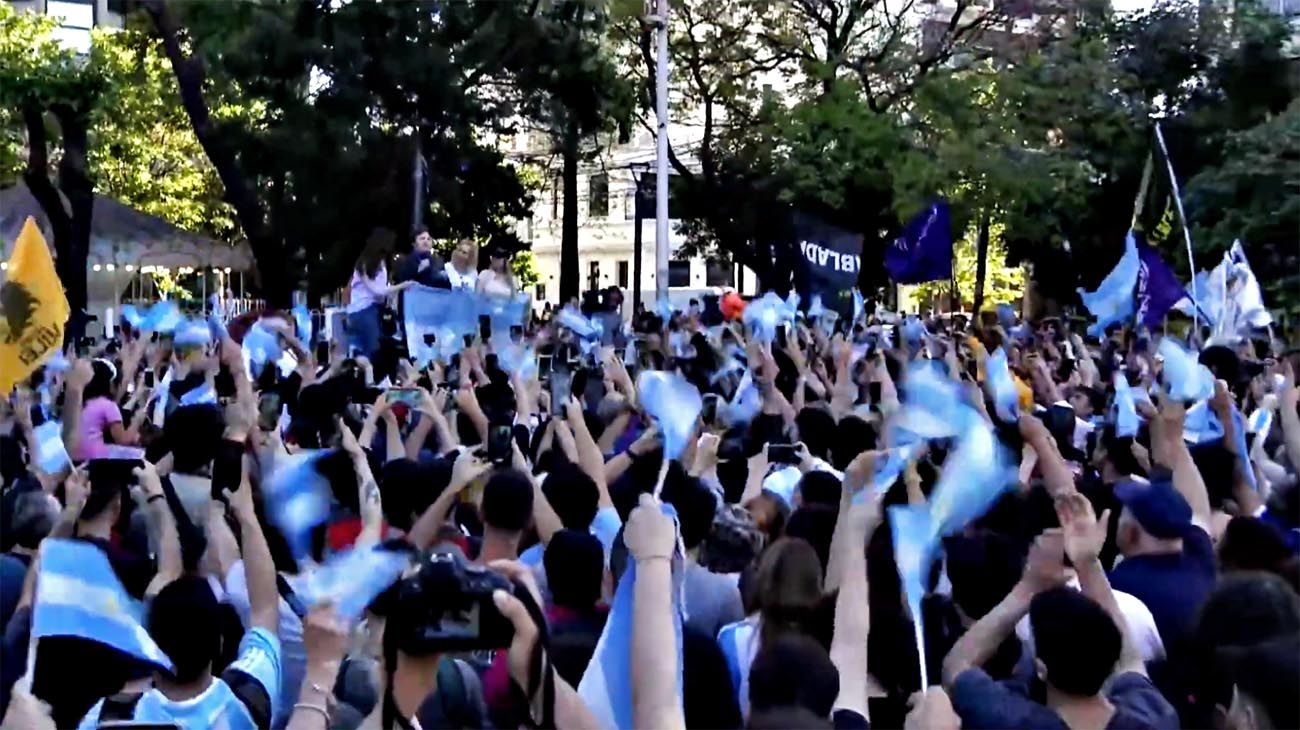 El macrismo les copa la estética a los libertarios
