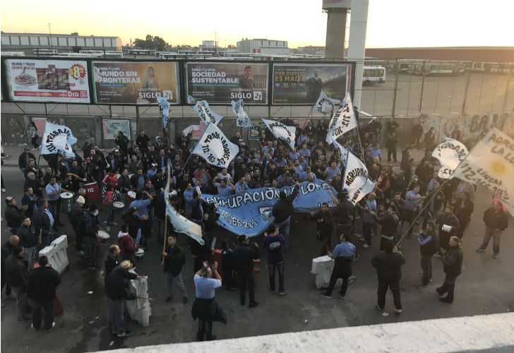 Se levantó el corte de choferes de colectivos en el Puente La Noria