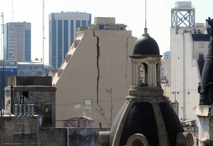 Intentarán que los vecinos recuperen sus cosas del edificio derrumbado