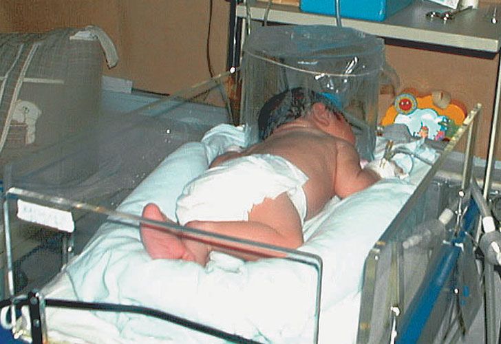 Mamá caníbal: La encontraron intentando comerse a su bebé