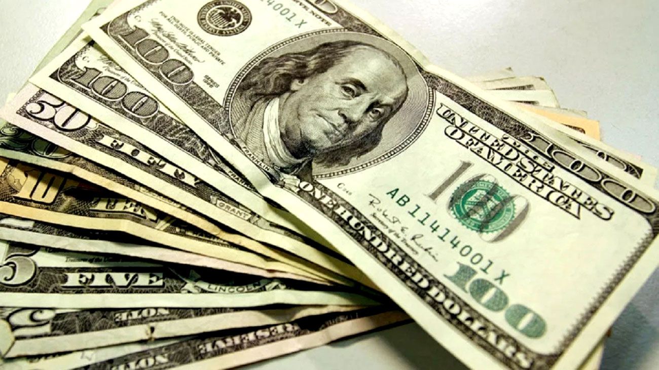 Máximo histórico: el dólar pegó un salto y cotiza $42,60