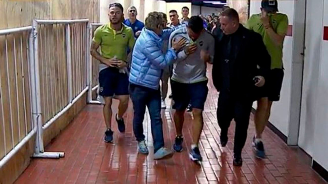 Graves incidentes en la llegada de Boca: piedrazos, vidrios rotos y gas pimienta