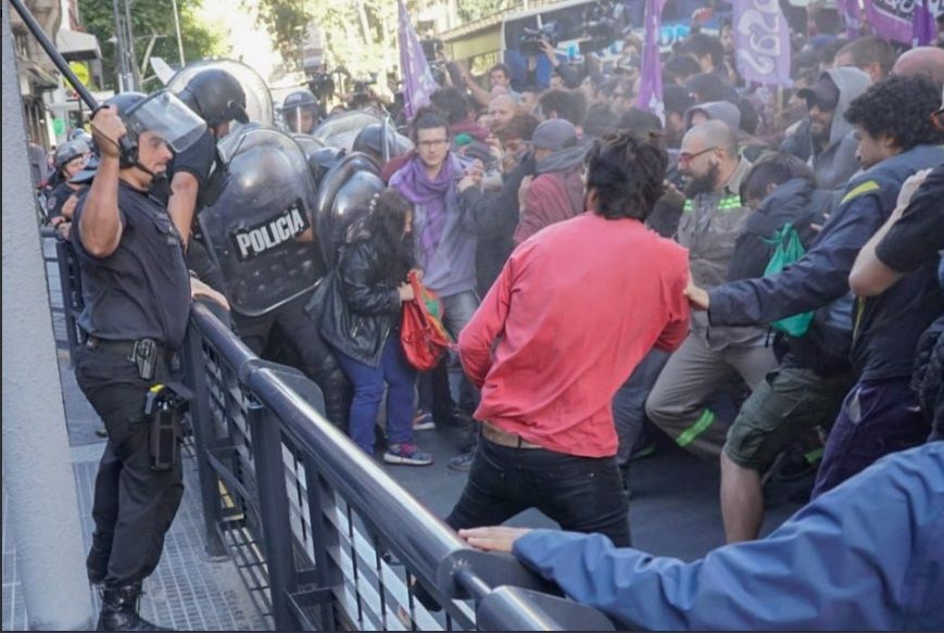 Tras los incidentes despejan el corte total en Corrientes y Callao