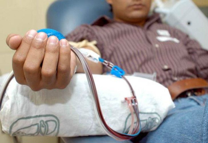 Fue a donar sangre y no lo dejaron por ser gay
