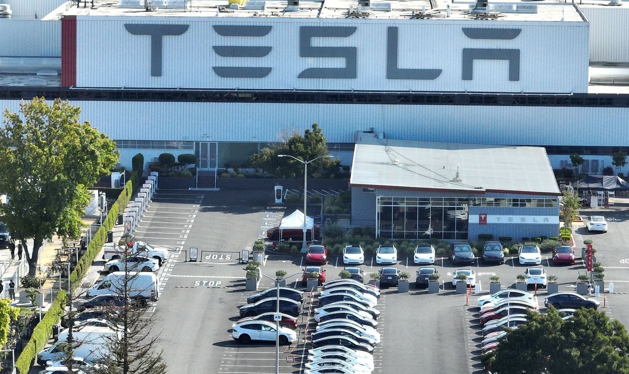 Tesla sube salarios de trabajadores de fábricas en EE.UU.