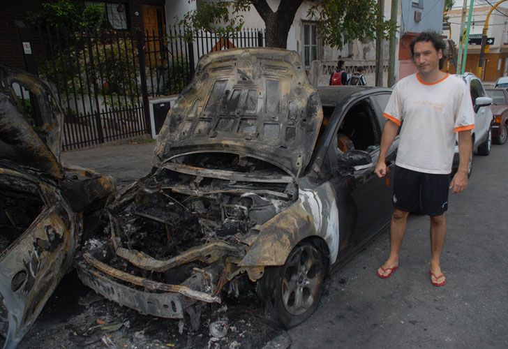 Noche de furia en Saavedra: destrozan casas y siete autos