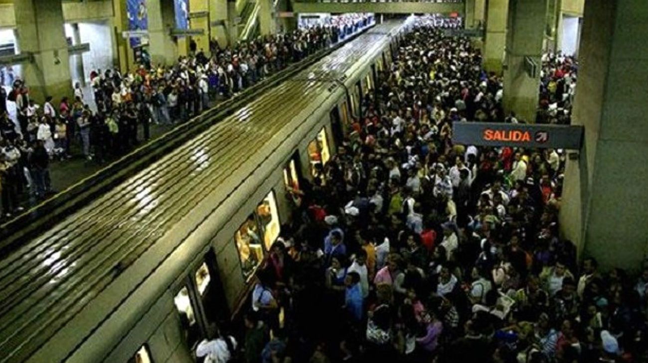 Colapsado, el subte de Caracas es gratis: ya no pueden ni importar papel para boletos
