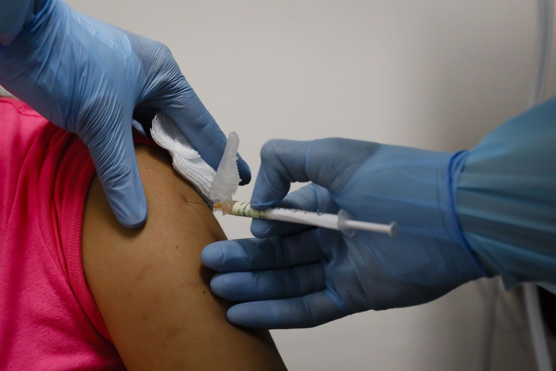Vacuna de Pfizer y BioNTech busca aprobación para niños mayores
