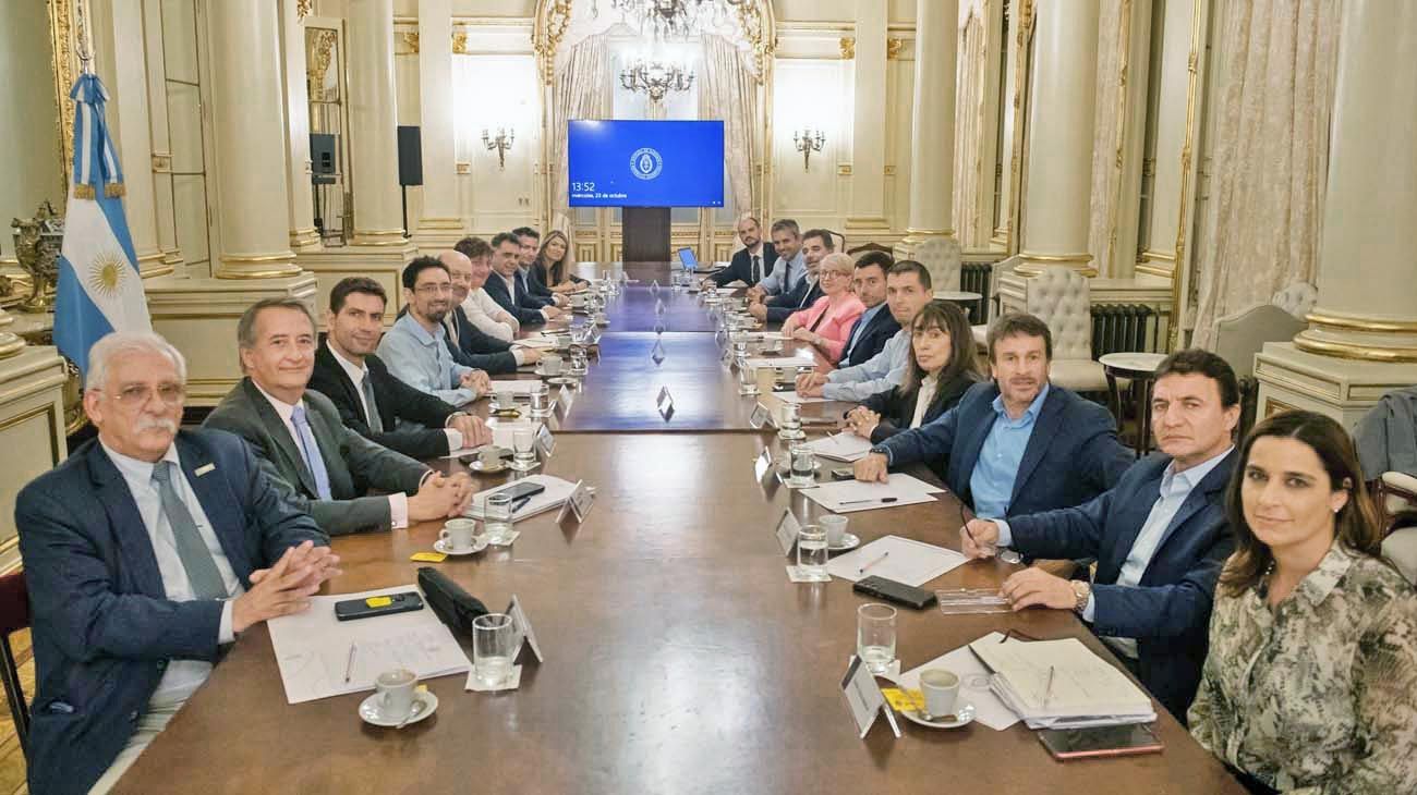 Milei utiliza el estallido interno de los partidos para sumar voluntades