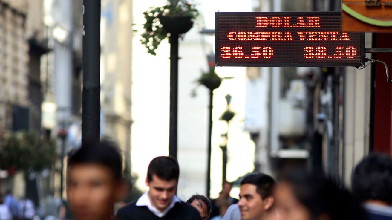 El dólar cayó 14 centavos mientras la tasa se mantiene estable