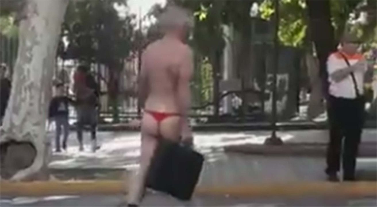 Video | San Juan: salió a protestar en tanga contra las travestis y terminó preso