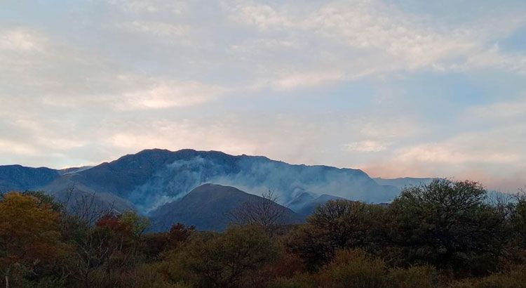 Fuego en Córdoba: el incendio quemó 3.500 hectáreas y pasó de Traslasierra a Calamuchita
