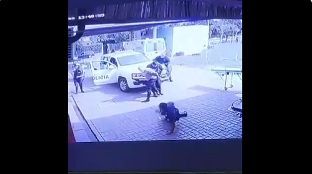 Video: un preso esposado le robó el arma a un policía y le efectuó tres disparos