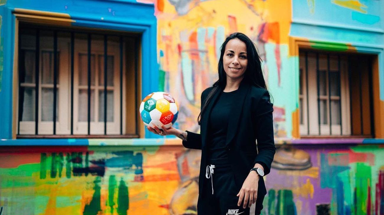 Cómo es un día de Evelina Cabrera, la entrenadora de fútbol que rompe moldes en México