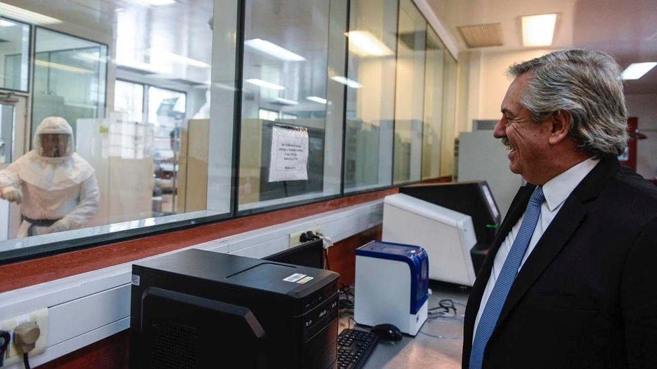 Coronavirus: sin distancia social, Alberto Fernández se tomó fotos en el Instituto Malbrán