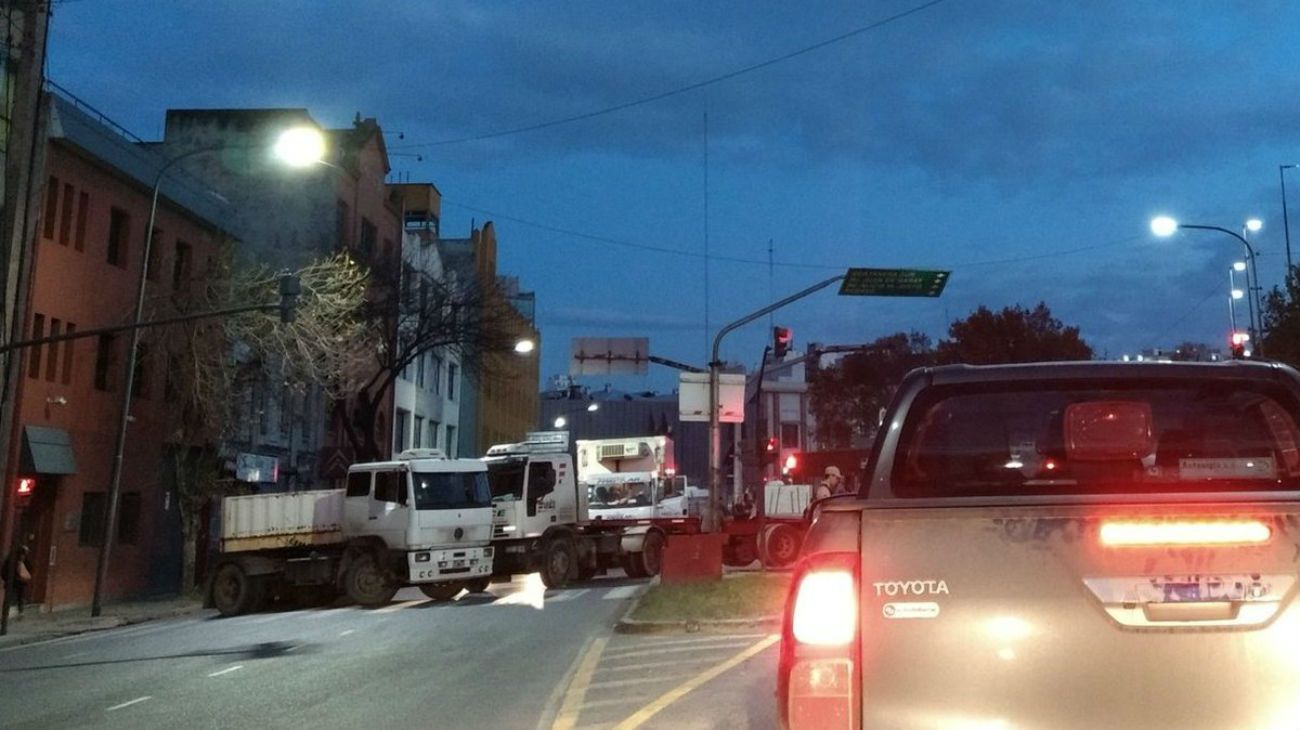 Camioneros protestan en distintos puntos de la Capital y genera problemas en el tránsito