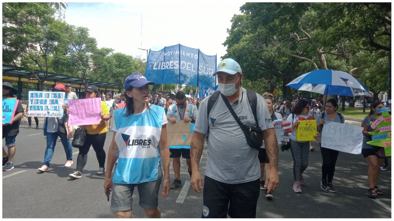 Comienzan a levantar el acampe piquetero en la Avenida 9 de Julio pero siguen las protestas
