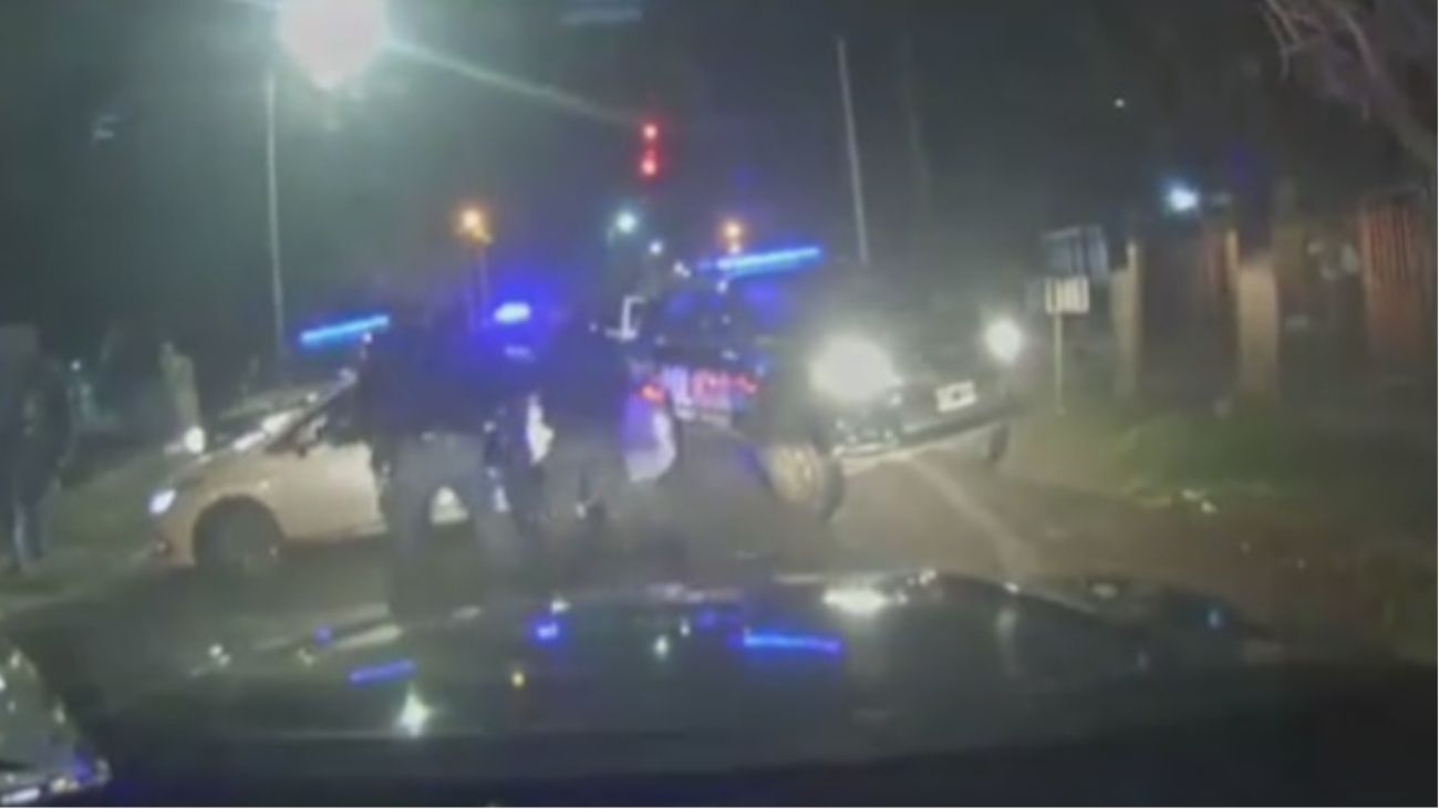 Video: esquivó un control policial, chocó seis patrulleros y se incrustó en una reja
