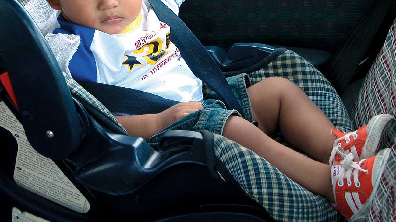 Por qué los padres dejan encerrados a los chicos en el auto