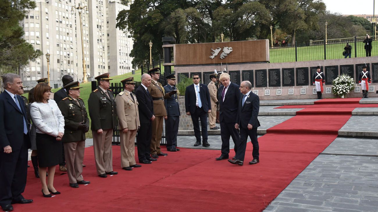En Buenos Aires, el canciller británico homenajeó a los soldados caídos en la guerra de Malvinas