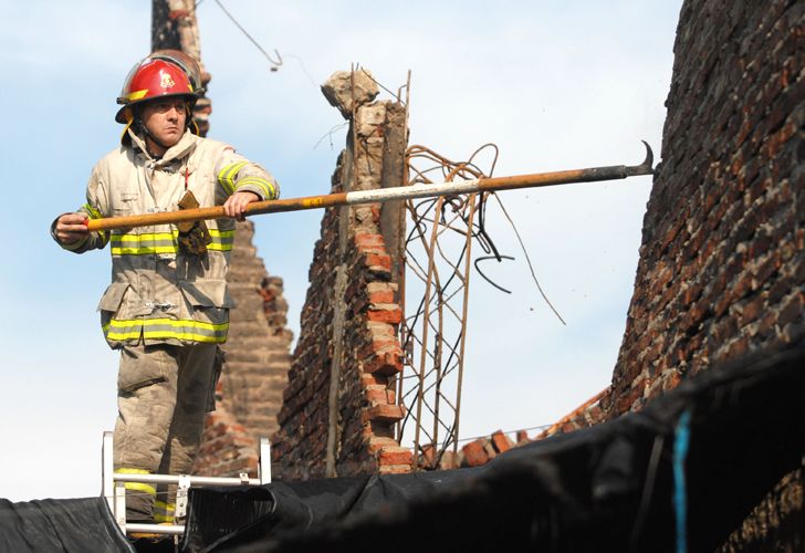 Incendio destruye un depósito de colchones