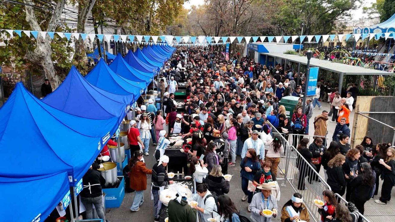 Lomas celebró el 25 de Mayo con una multitud en Plaza Grigera