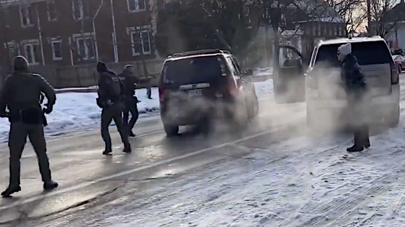Un oficial de migraciones asesinó a una mujer que intentaba evadir un control en Minneapolis