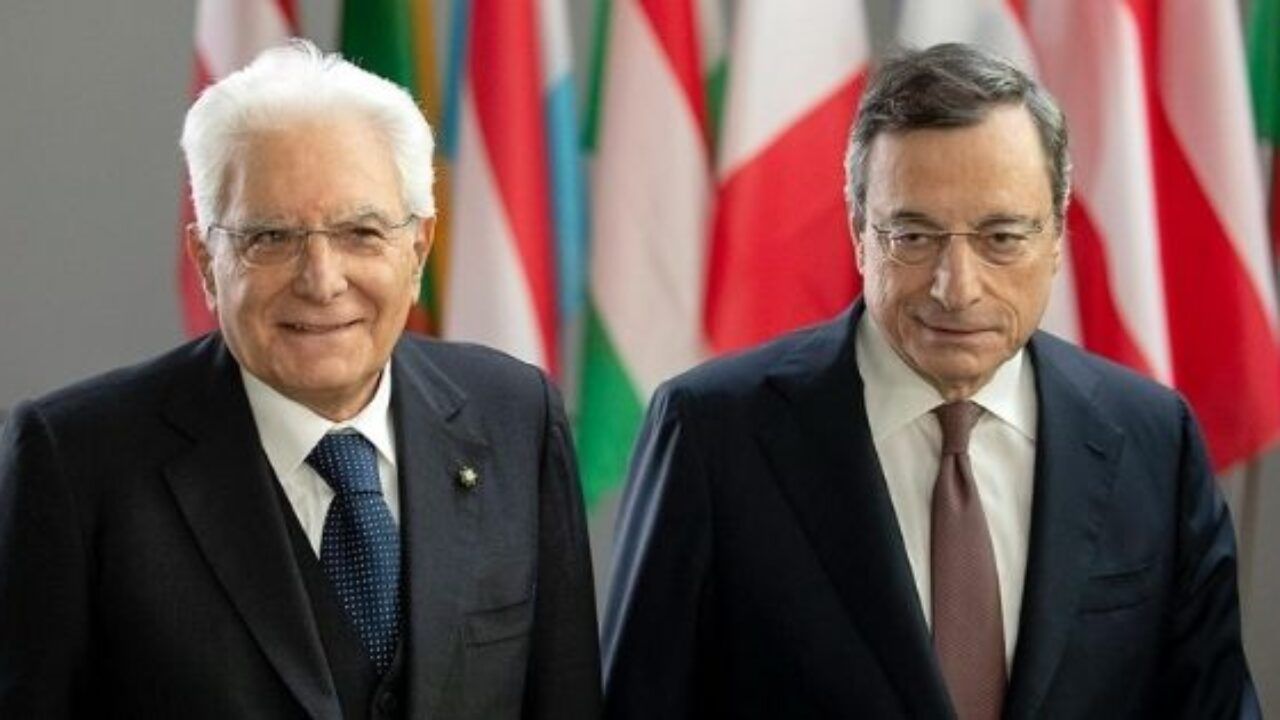 El presidente italiano intenta formar un gobierno "de alto perfil" para salir de la crisis