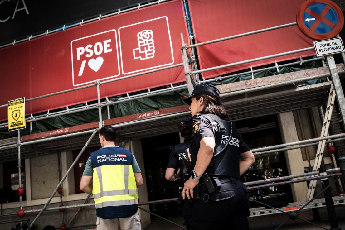 La Guardia Civil requisó la sede del PSOE en Madrid, mientras Pedro Sanchez reafirma el apoyo a Zapatero