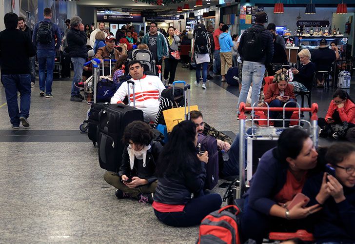 Los vuelos salen con demoras en Ezeiza y Aeroparque por un reclamo gremial