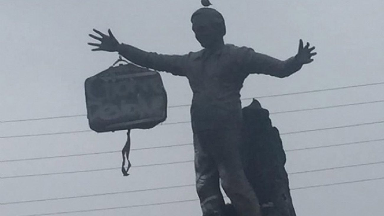 Colgaron un bolso en el monumento de Néstor Kirchner en Río Turbio
