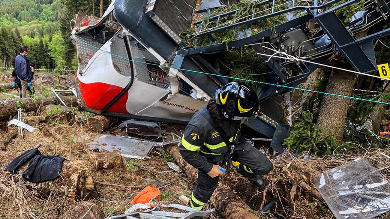 Video: el trágico momento de la caída del teleférico en Italia que dejó 14 muertos