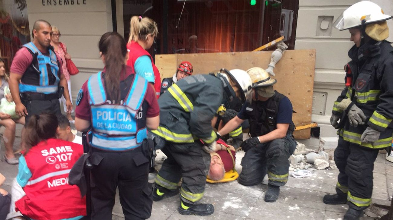 Se cayó una parte de mampostería de un edificio en Recoleta: hay 3 heridos