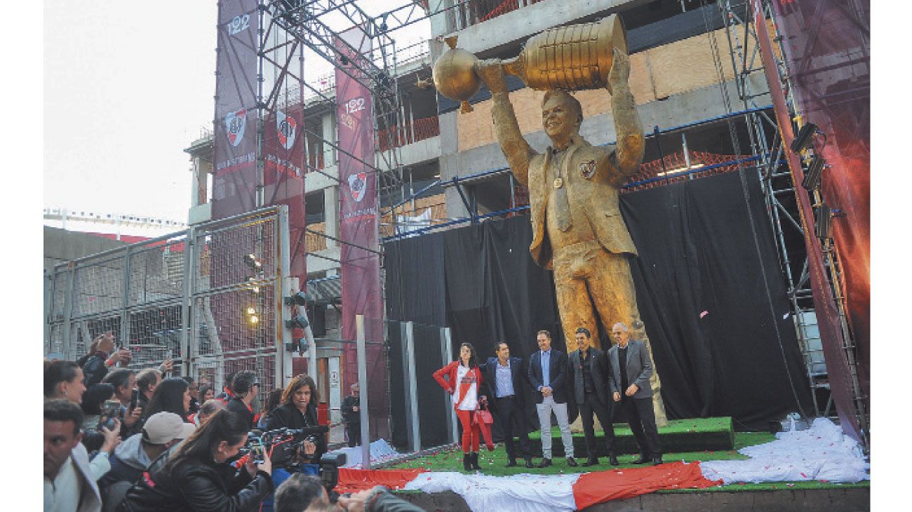 Inauguraron la estatua de Gallardo en el Monumental