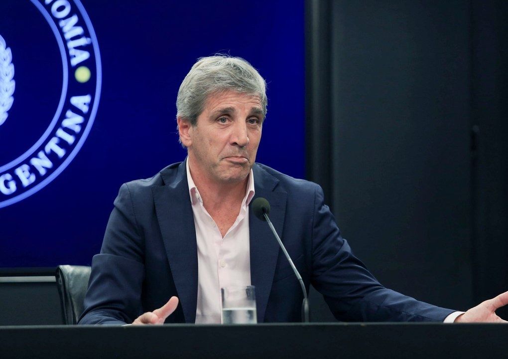 Caputo sale a buscar cerca de $11 billones para pagar deuda del Tesoro con un ojo puesto en el dólar