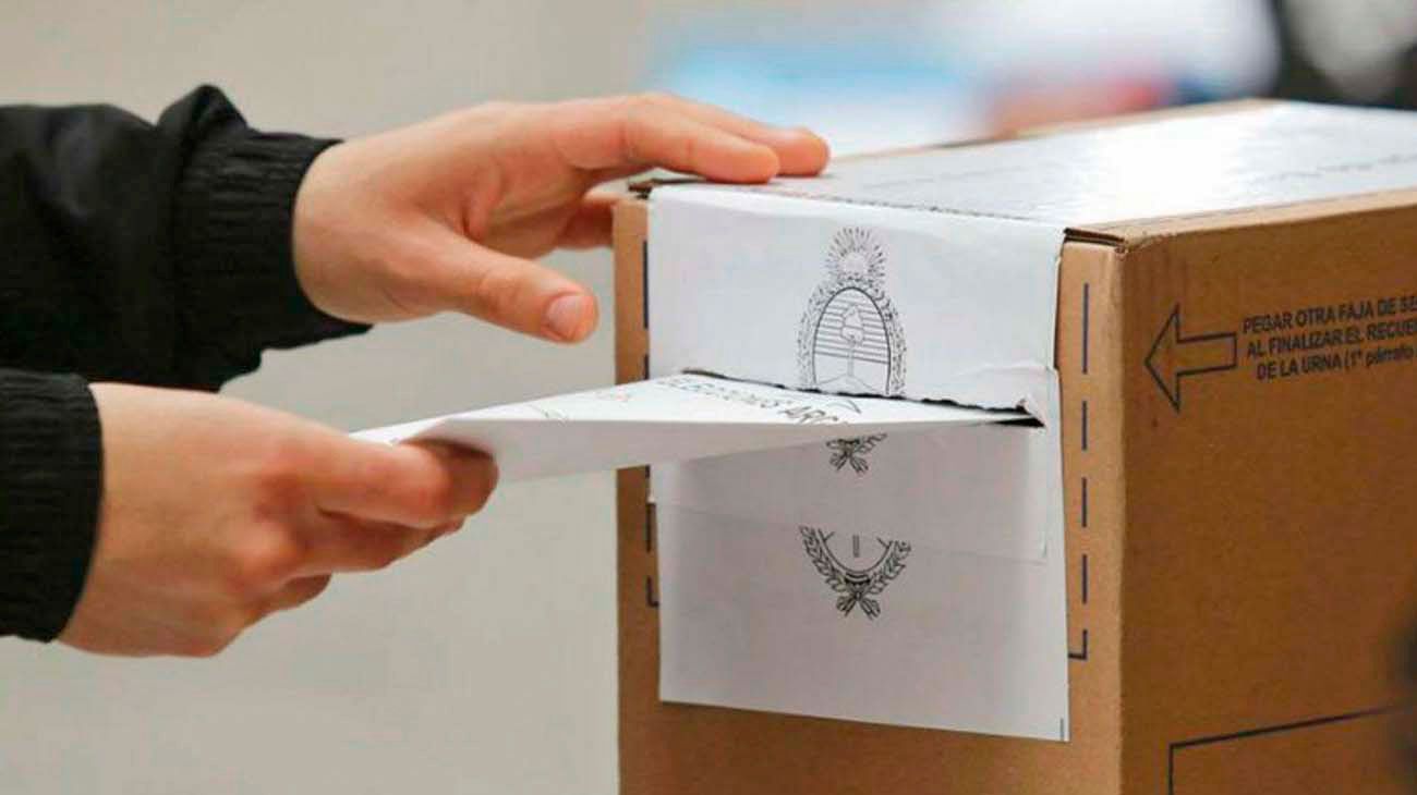 Encuesta: el 13% de los que fueron a votar decidieron su voto el día de las PASO