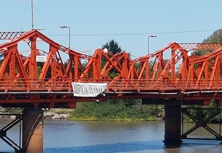 Con una bandera gigante, amigos y familiares de Fernando Pastorizzo pidieron justicia