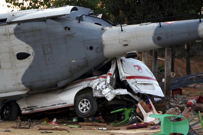 Helicóptero que transportaba a funcionarios cayó sobre víctimas de un sismo: 13 muertos
