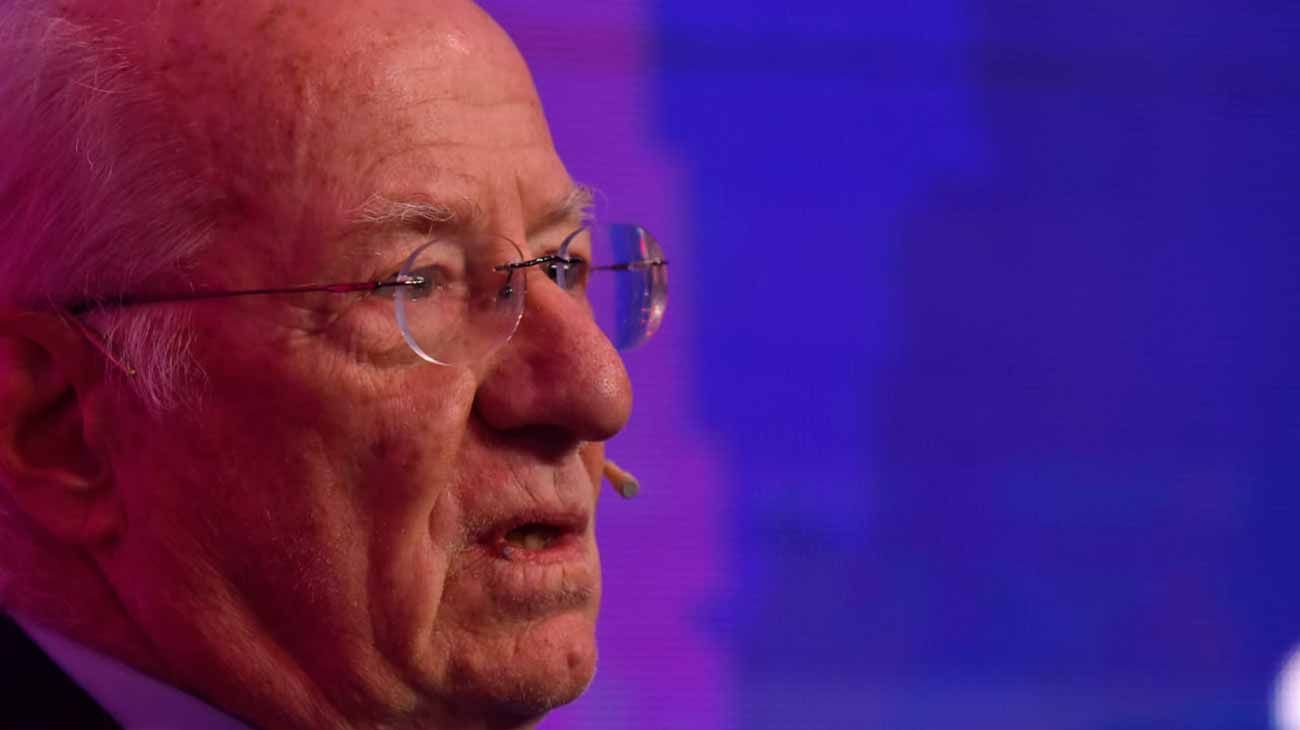 “Milei podría haber llamado a Rocca y pedirle que igualara el precio de los hindúes en el plazo de la licitación”, según dos economistas