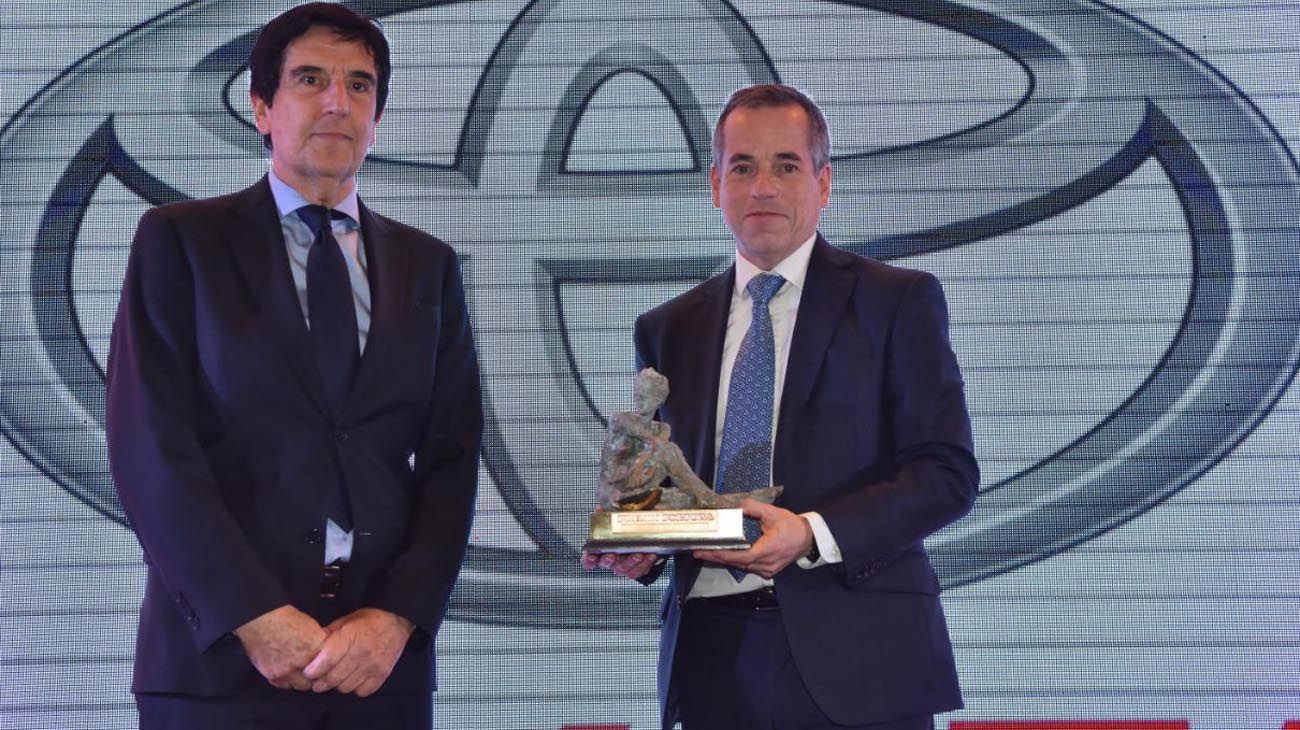 Carlos Melconian entregó a Toyota Argentina el Premio Fortuna a Mejor Empresa Automotriz