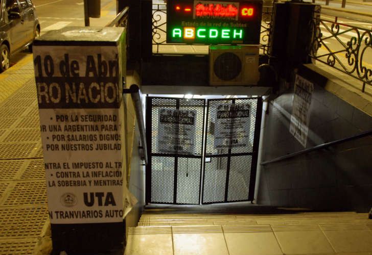 Denuncian obstrucción de vías del subte