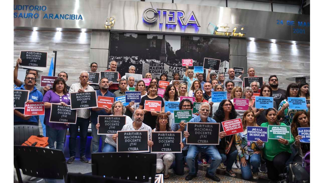 La pelea de Milei con los docentes: fondos, paritaria y actividad esencial