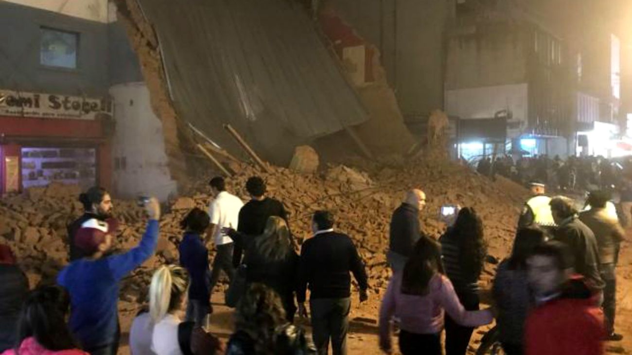 Video | Tres muertos al colapsar el antiguo cine Parravicini en Tucumán
