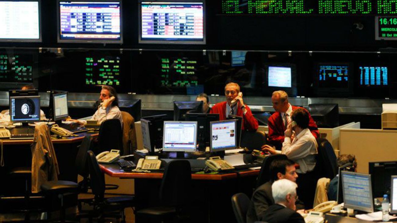 Rebote en los mercados: subió el Merval y cayó el riesgo país