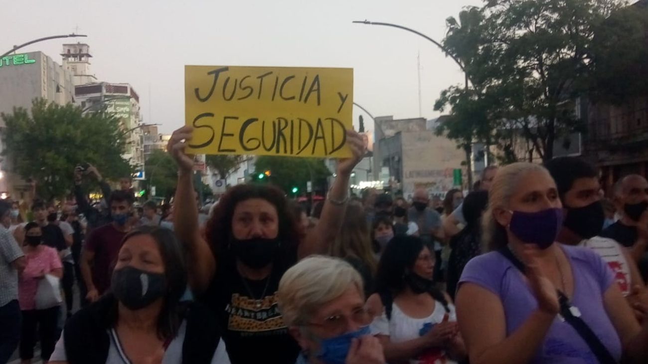 Marcha en Rosario por el asesinato de un joven arquitecto: "Que los jueces y políticos hagan algo"