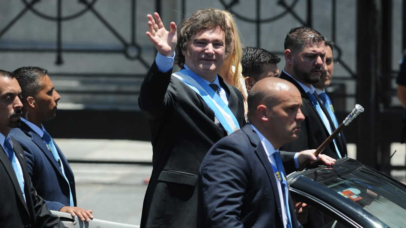 Motosierras, disfraces y caricias a perros: las perlitas de la asunción de Javier Milei