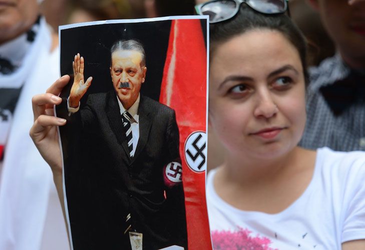 Turquía bloqueó el uso de Twitter y se opuso a Facebook y a YouTube